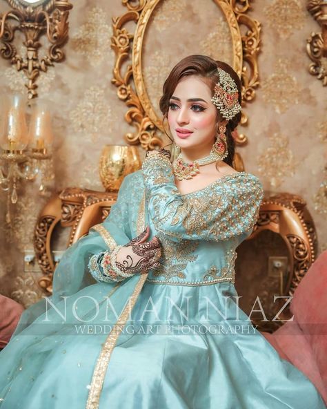 Jhumar Hairstyle, Function Hairstyles, Pakistani Makeup Looks, Gorgeous Bridal Makeup, Pakistani Bridal Makeup, Bright Pillows, Bridal Makeup Images, Asian Bridal Dresses, Bridal Dresses Pakistan