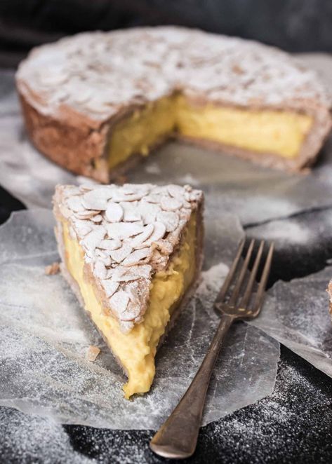 Vegan Custard Cake, Italian Vegan Dessert, Vegan Italian Dessert, Vegan Custard, Italian Food Photography, Italian Custard, Tarte Vegan, Italian Recipes Appetizers, Vegan Italian Recipes