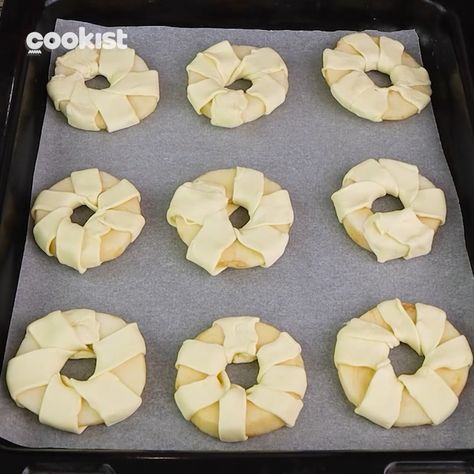 Cookist Wow - Puff pastry apple tarts: delicious and easy to make Pastry Puff Apple Recipes, Puffed Pastry Apple Tart, Apple Ring Puff Pastry, Apple With Puff Pastry Recipe, Puff Pastry Apple Tart Simple, Apple Tarts With Puff Pastry, Apple Tarts Puff Pastry, Puff Pastry Apple Slices, Apple Slices Wrapped In Puff Pastry