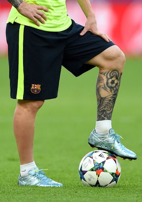 L Messi Leg Tattoo, Messi Legs, Messi Tattoo, Soccer Tattoos, Tattoos Leg, Lionel Messi Family, Theo Walcott, Football Tattoo, Messi Soccer