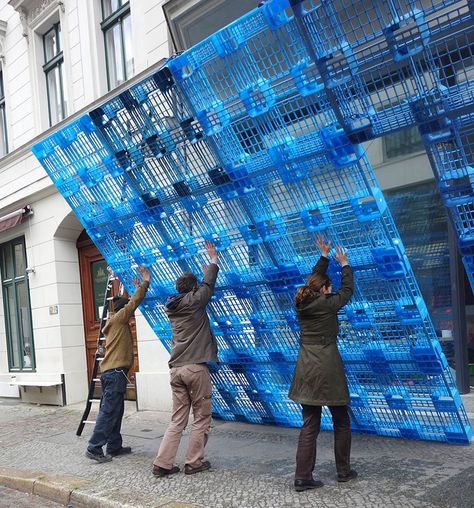 BORGMAN | LENK + jan körbes reconstruct building façade using plastic pallets Recycle Building, Recycled Building, Recycle Design, Architectural Materials, Plastic Pallets, Milk Crates, Plastic Art, Exhibition Display, Building Facade