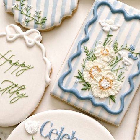 Magnolia Cookies Decorated, Bouquet Cookies Decorated, Love Is In Bloom Cookies, Garden Party Cookies, Floral Cookies Decorated, Cookie Displays, 2024 Cookies, Fondant Biscuits, Pastry Decoration