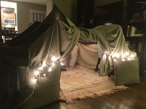 Blanket Fort Snacks, Fort Aesthetic Blanket, Build A Fort Aesthetic, Blanket Nest Fort, Pillow Fort Movie Night, Small Fort Ideas, Fort Ideas Indoor Aesthetic, Indoor Blanket Fort Ideas, Cozy Blanket Fort