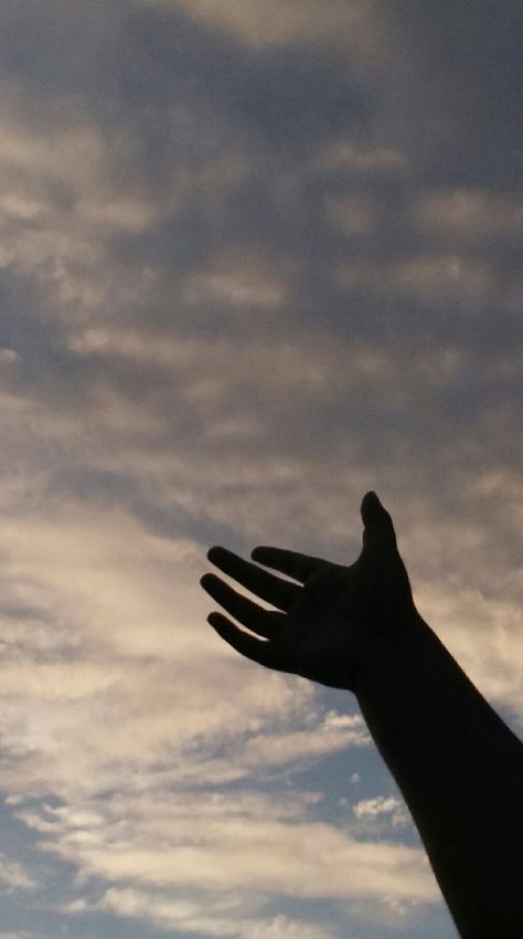 An aesthete state of mind!! Sky With Hand Aesthetic, Hands In The Sky Aesthetic, Hand In The Sky Aesthetic, Boys Hands Aesthetic, Sky Hand, Hands Photos, Poster Idea, Princess Fashion, Hand Photography