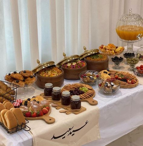 Eid Breakfast, Food Display Table, Food Set Up, Catering Food Displays, Eid Food, Decorações Com Comidas, Breakfast Platter, Catering Ideas Food, Party Food Buffet