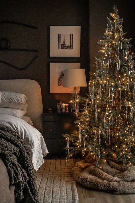 How to Decorate a Christmas Tree Without Ornaments - This Minimalist Idea is Trending, It's Clever and Inexpensive | Livingetc Christmas Tree Without Ornaments, Bedroom Tree, Burgundy And Brown, Tinsel Christmas Tree, Bedroom Christmas, Christmas Dreaming, Decorating Bedroom, Minimal Christmas, Christmas Interiors