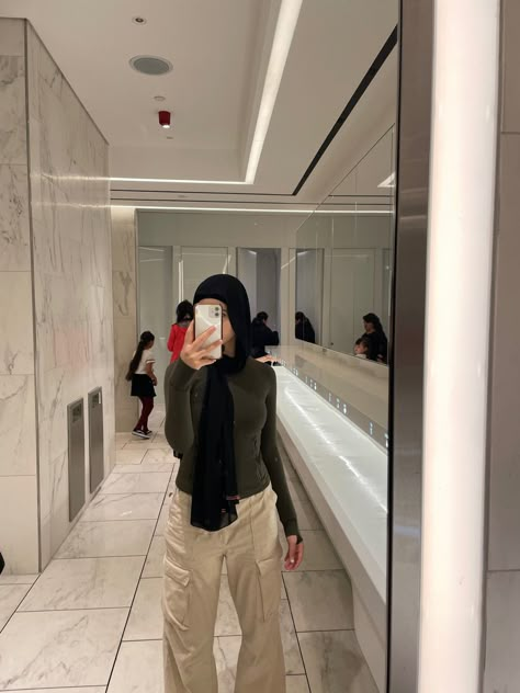 Jersey Hijab Outfit, Hijabi Mirror Pic, Jersey Hijab Style, Muslim Streetwear, Cargo Outfit, Hijabi Fits, Stile Hijab, Modesty Outfits, Jersey Hijab