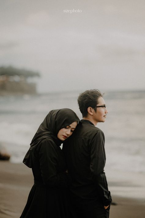 From Prewedding Moment @bayuadepratama & @nazliaslvn • • • More Info Price List. 082213434707 Beach Prewedding, Prewed Outdoor, Casual Prewedding, Prewedding Pose, Prewedding Outdoor, Wedding Portrait Poses, Pre Wedding Shoot Ideas, Pre Wedding Photoshoot Outdoor, Beach Shoot