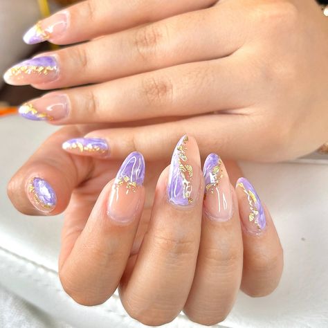 Nails Sweet 16 Nails Medium Length, Lilac And Gold Nails Acrylic, Lilac Nails Wedding, Nail Art Lavender Purple, Tangled Nails Aesthetic, Lilac With Gold Nails, Quinceanera Nails Purple And Gold, Tangle Inspired Nails, Disney Tangled Nail Designs