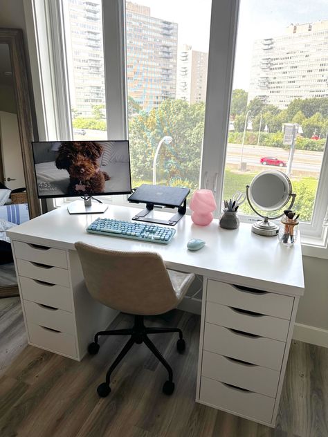 clean. nature views. cozy. rattan. white. plants. minimalistic. comfy. sunlight. inspiring. happy. big windows. open concept. Big Desk Setup, Home Office Desk Organization, Work From Home Setup, Organization Desk, Office Desk Organization, Office With A View, Work From Home Office, Home Setup, Desk Aesthetic