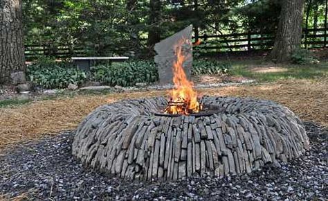 Dry stone fire pit constructed without mortar. Fire Pit Video, Fire Pit Plans, Outdoor Fire Pit Seating, Patio Areas, Easy Fire Pit, Rustic Fire Pits, Outdoor Fire Pit Designs, Modern Fire Pit, Fire Pit Ring