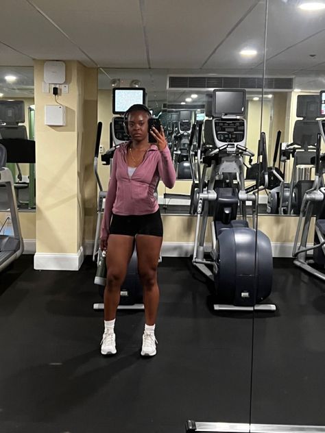 Workout Girl Aesthetic Black Women, Black Girls Gym Aesthetic, Gym Girl Black Aesthetic, Black Woman Fitness Vision Board, Gym Black Girlies Aesthetic, Black Gym Girl Aesthetic, Black Workout Aesthetic, Gym Black Women, Black Gym Girl