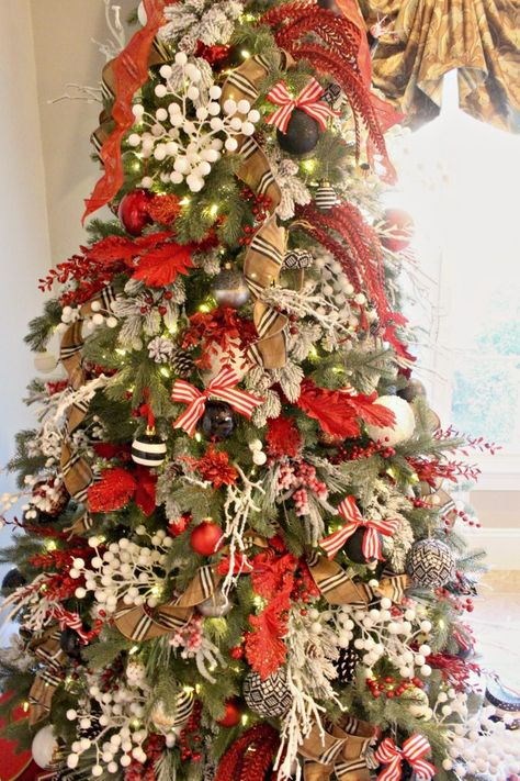 Burberry Christmas Tree, Burberry Christmas, Plaid Burberry, Christmas Interior Design, Holidays 2023, Designer Christmas, Buffalo Plaid Christmas Tree, Ideas Navidad, Burberry Plaid