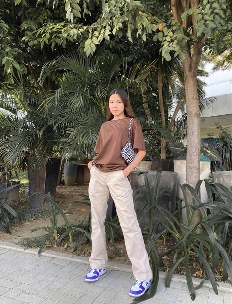 Brown outfit Brown Shirt Outfit Aesthetic, Beige Pants Outfit Summer, Brown T Shirt Outfit, Trouser Pants Outfits Casual, Light Brown Pants Outfit, Brown Tshirt Outfit, Brown Clothes Aesthetic, Brown Shirt Outfit, Trouser Pants Outfits