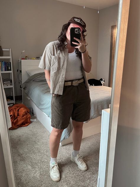 Masculine Dressing For Women, Masc Curvy Outfits, Masc Thrifted Outfits, Androgynous Beach Outfits, Enby Fashion Summer, Short Masc Outfits, Summer Masc Lesbian Outfits, Masc Shorts Outfit, Summer Nonbinary Outfits