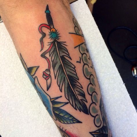 Traditional feather tattoo Feather Tattoo Traditional, Traditional Feather Tattoo, Native Feather Tattoos, Plume Tattoo, Native American Feather Tattoo, Lisa Tattoo, Tattoos 2022, Feather Tattoo Colour, Inspiration Reference