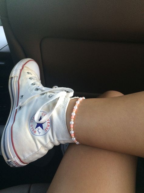 White Chuck Taylors Aesthetic, Anklet And Sneakers, White Converse Aesthetic Outfit, White All Star Converse Outfit, White Converse Shoes Outfit, Aesthetic White Converse, Outfit With White Converse, Outfits With White Converse, Converse Pictures