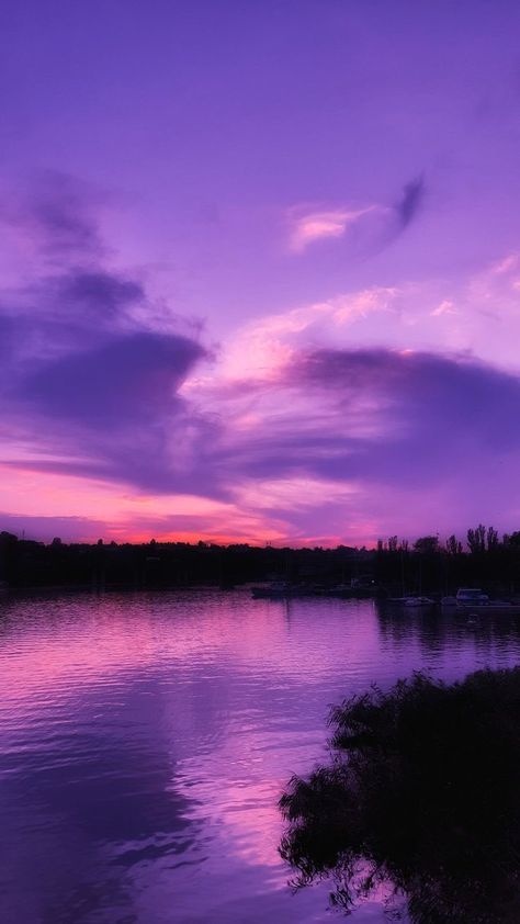 Light Purple Sunset, Beautiful Sky Pictures, Lilac Sky, Light Aesthetic, Iphone Wallpaper Stills, Lavender Aesthetic, Night Sky Wallpaper, Purple Sunset, Scenery Background