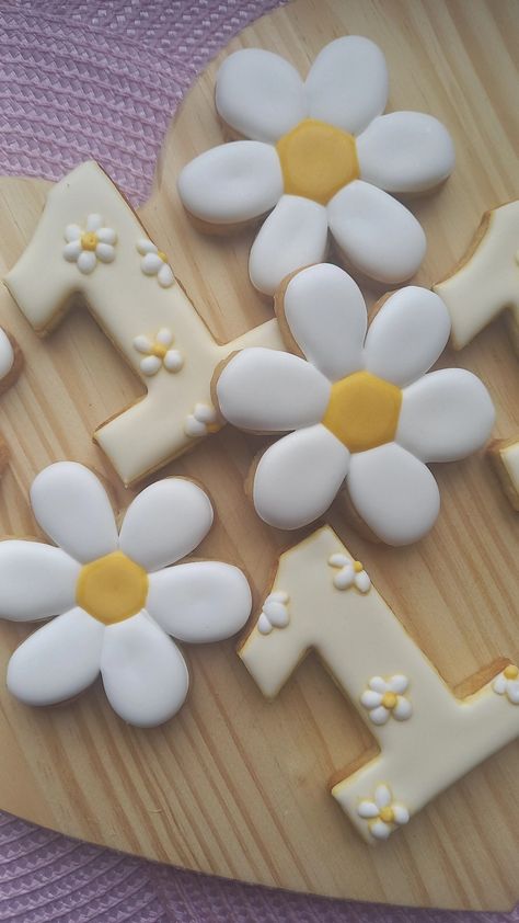 Biscoito decorado margaridas Daisy Themed Party Food, Daisy Cookies, Flower Birthday Party, Daisy Party, Birthday Party Food, Birthday Food, Birthday Flowers, Daisy Flower, 3rd Birthday