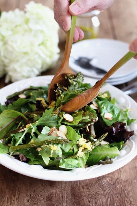 Field Green Salad with Roasted Asparagus, Toasted Almonds and Lemon Vinaigrette. Spring Mix Salad Recipes, Easter Brunch Menu, Spring Mix Salad, Asparagus Recipes Roasted, Greens Salad, Paleo Side Dishes, Green Salad Recipes, Grape Salad, Hearty Salads