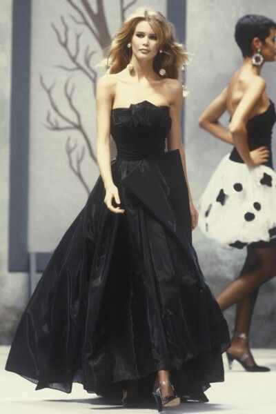 Chanel Fall 1991, Chanel Gown, Estilo Ivy League, 90s Runway Fashion, Runway Fashion Couture, Runway Outfits, Chanel Dress, Claudia Schiffer, Couture Runway