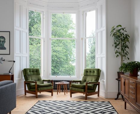 Bay Window Living Room, Bay Window Ideas, Window Living Room, Bay Window Seat, Grey Sectional Sofa, Bow Window, Casa Vintage, Bay Windows, Window Ideas