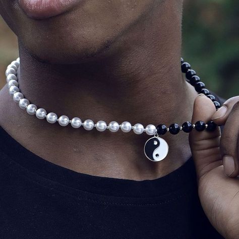 Necklace For Men Beads, Pearl Jewelry For Men, Beaded Jewelry For Men, Mens Beaded Jewelry, Black And White Pearl Necklace, Bead Necklace For Men, Chain Necklace Outfit, Mens Pearl Necklace, Yin Yang Jewelry