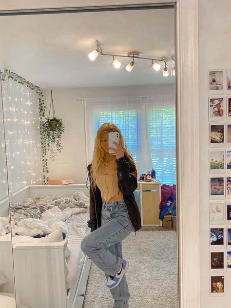 Katelyn Dewitt Room, Katelyn Dewitt Bedroom, Bedroom Tiktok Aesthetic, Katelyn Dewitt, Mirror Wardrobe Bedroom Aesthetic, Bedroom Inspirations Tiktok Aesthetic, Pudderfly Room, Asthetic Teen Girl Bed Room, Study Desk Decor