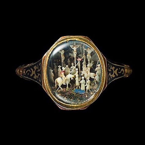 Renaissance “Crucifixion” Ring – Circa 1620  Country: France or Spain Materials: Ivory, Enamel, Gold  Albion Art Collection Ivory Ring, Historical Jewellery, Cameo Jewelry, Unusual Jewelry, Ancient Jewelry, Jewelry Inspo, Antique Jewellery, Cluster Ring, Ring Verlobung