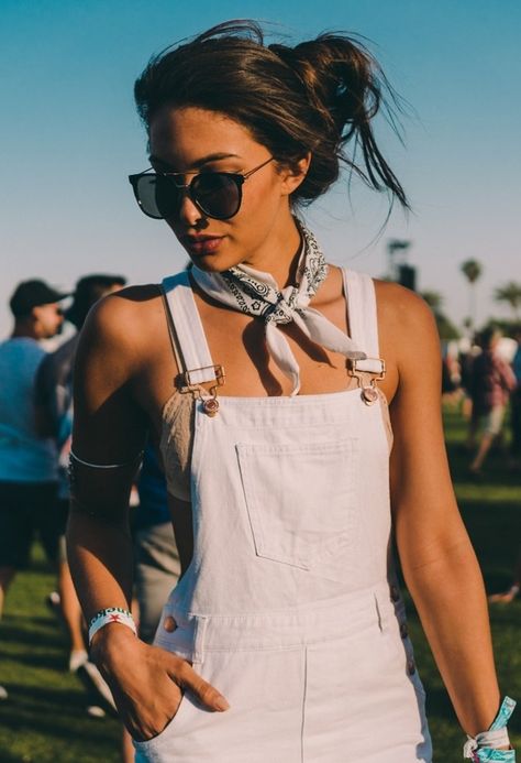 The best braids and buns from Coachella - click for all kinds of festival hairstyle inspiration that you can try this spring and summer. Bandeau Outfit, Geek Outfit, Moda Coachella, Edm Festival Outfit, Festival Mode, Raver Girl, Nude Tops, Look Festival, Brunette Balayage