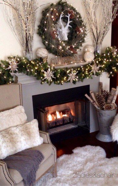 Luci di Natale per la tua casa | Fillyourhomewithlove Christmas Decor Diy Cheap, Cheap Christmas Diy, Wall Christmas Tree, Mantel Design, Weihnachten Diy, Classic Christmas Decorations, Diy Projects To Sell, Christmas Mantels, Christmas Decor Ideas