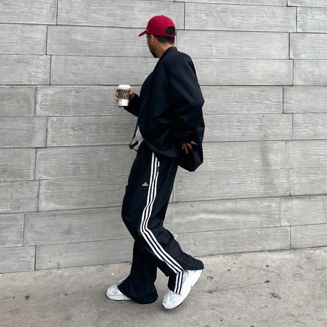 #trendalert 🚨con los #trackpantsadidas ❤️‍🔥la verdad, no quiero dejarlos de usar nunca!! 🥵🥵 Look: Cap + sneakers : @yuthbolivia Trackpants: @adidasoriginals Tshirt basic: @papingomaminga #trackpants #trackpant #adidasoriginals #adidas #trendy #trending #outfit #outfittoday #fashiontrends Adidas, Sneakers