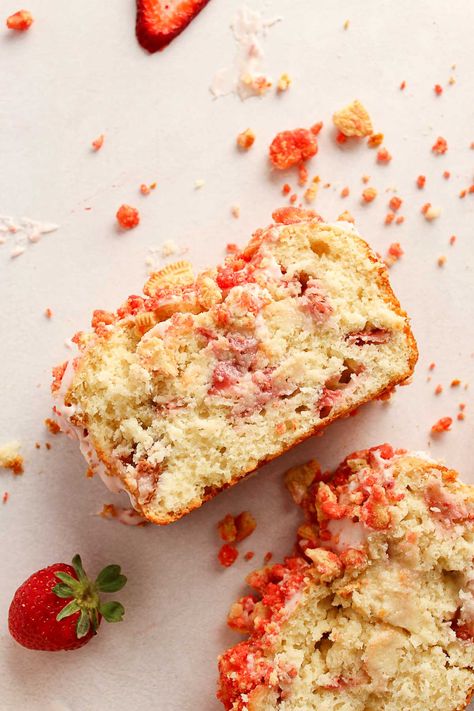 Strawberry Crunch Pound Cake, Crunch Pound Cake, Cake With Fresh Strawberries, Strawberry Crunch Cake, Favorite Holiday Desserts, Strawberry Crunch, Moist Vanilla Cake, Crunch Recipe, Crunch Cake