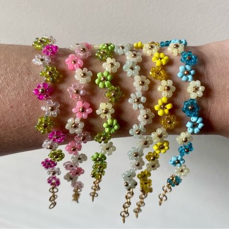 Zig Zag Beaded Bracelet, Teardrop Friendship Bracelet, Daisy Flower Beaded Bracelet, Rainbow Flower Bracelet, Fancy Beaded Bracelets, Friendship Bracelet Patterns With Beads, Bracelet Inspo Beads, Daisy Beaded Bracelets, Beaded Bracelet Patterns Tutorials