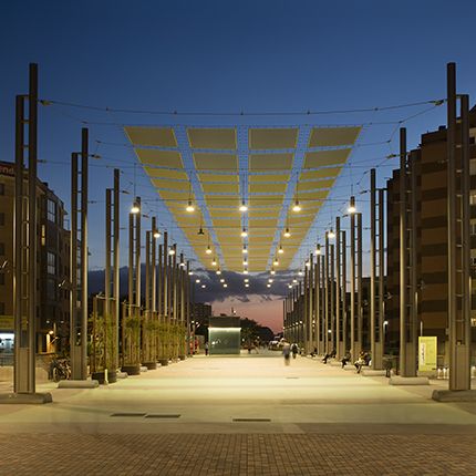 Santa&Cole Arne, Catenary site lighting Playground Lighting, Boardwalk Lighting, Plaza Lighting Design, Catenary Lighting, Street Light Pole Design, Lamp Post Park, Modern Street Light, Street Lighting Design Public Spaces, Park Lighting