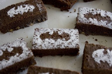 Batman Brownies - it's easy to use powdered sugar and any cut-out you want! Superhero Party Food, Superhero Snacks, Avenger Party, Superhero Birthday Party Ideas, Batman Themed Birthday Party, Marvel Birthday Party, Superhero Baby Shower, Batman Birthday Party, Amazing Desserts