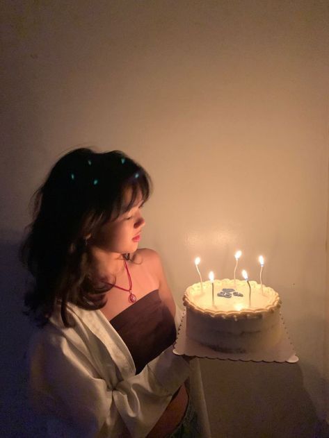 Birthday Cake Pic Ideas, Birthday Pose Ideas With Cake, Aesthetic Birthday Photoshoot Ideas, Night Birthday Photoshoot, Aesthetic Birthday Poses, Birthday Selfie Ideas, Cake Poses, Cake Photo Ideas, Aesthetic Birthday Photoshoot