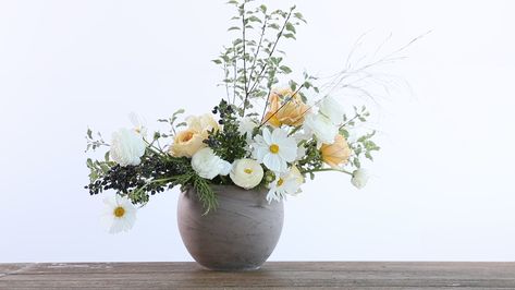 How to Arrange Flowers in a Wide-Mouthed Vase | Stumped by the challenge of keeping an arrangement in place in a wide-mouthed vase? This ingenious hack makes the process a cinch Flowers Bouquet Drawing, Silver Vase Decor, Bouquet Drawing, Flower Bouquet Drawing, Arrange Flowers, Vase Transparent, Short Vase, Old Vases, Paper Vase