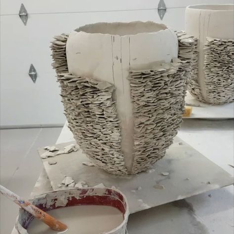 Coral Drawing, White Pots, Ceramic Tools, Modern Cakes, Ceramic Texture, White Pot, Clay Vase, Pottery Techniques, Pottery Crafts