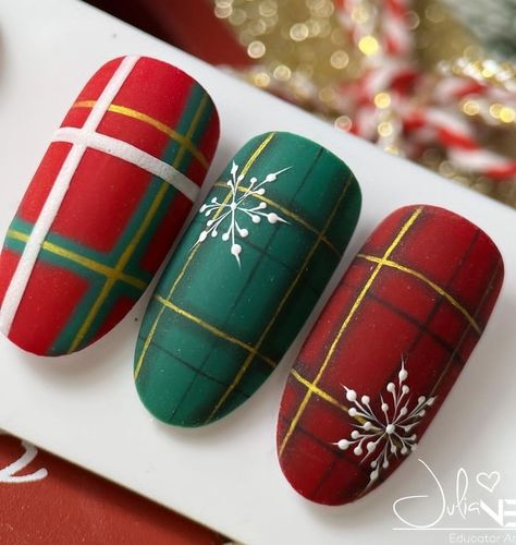 Gift Wrap Nails, Plaid Nail Designs Christmas, Bauble Nail Art, Tartan Christmas Nails, Winter Sweater Nail Designs, Quilt Nails Designs, Plaid Nails Christmas, Pre Christmas Nails, Winter Nail 2023