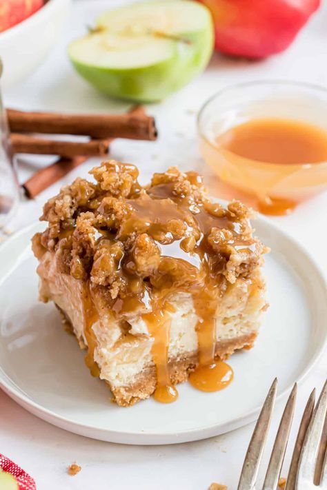 Carmel Apple Cheesecake Bars, Apple Cheesecake Bars, Caramel Apple Cheesecake Bars, Creative Dessert Recipes, Caramel Apple Cheesecake, Shugary Sweets, Apple Cheesecake, Cheesecake Bar Recipes, Creative Desserts