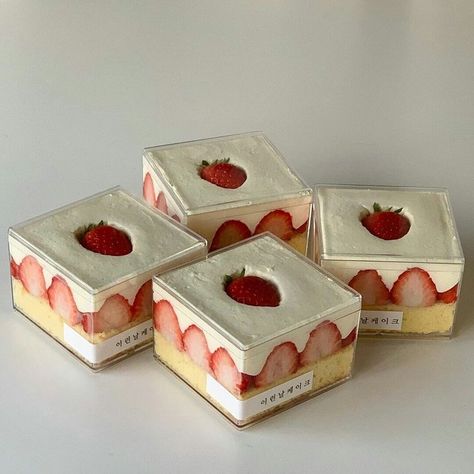 Gateau Baby Shower, Dessert Boxes, Japanese Snacks, Strawberry Desserts, Kawaii Food, Cute Desserts, Box Cake, Pretty Cakes, Food Obsession