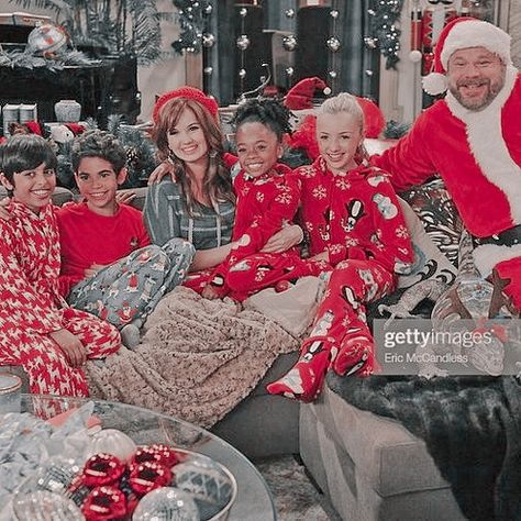 Disney Channel Christmas, Disney Channel Christmas Episodes, Jessie's Girl Aesthetic, Jessie Christmas Episodes, Cast Of Jessie, Hey Jessie, Jessie Behind The Scenes, Karan Brar, Disney Jessie