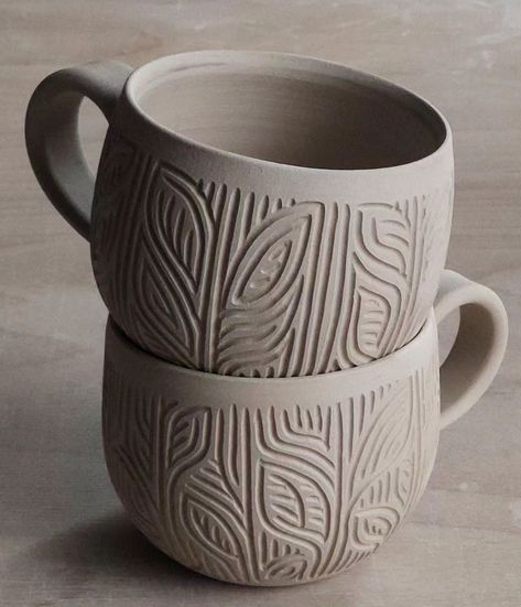 Scrafitto Ceramics Ideas, Ceramic Carving Ideas, Scraffito Designs Simple Mug, Ceramic Mug Carving, Sgrafitto Designs, Mug Shapes Pottery, Scrafito Pottery, Pottery Designs Ideas, Hand Pottery Ideas