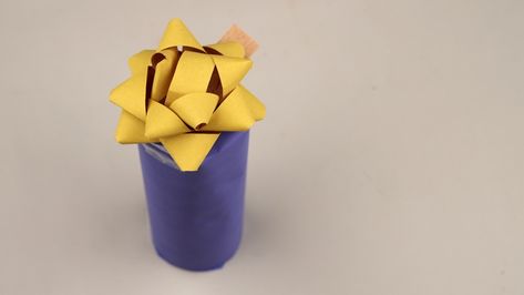 Wrap a candle, jar, or other round item with ease using these wrapping techniques You already got the perfect gift for that special someone, but how can you wrap the paper so it looks nice and smooth on something cylindrical? Even when a... Diy Wrapping Ideas, Wrap A Candle, Cylinder Packaging, Corkboard Ideas, Diy Wrapping, Wrapping Techniques, Corkboard Ideas Decor, Packaging Diy, How To Wrap