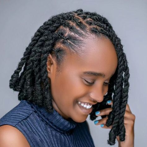 This fall haircut features short, textured locs that are playful and easy to style. The simplicity of this look makes it perfect for those who want a fun yet low-maintenance style for the autumn season. The cropped length offers flexibility while enhancing the natural curl pattern. Loc Hairstyles For Women, Latest Dreadlocks Styles, Short Dreadlocks Hairstyles, Female Dreadlocks Styles, Fall Haircut, Dreadlocks Styles, Short Dreadlocks Styles, Natural Hair Movement, Loc Hairstyles