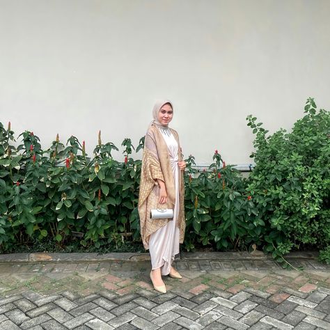 Perpaduan antara inner kaftan dengan outer batik yang cantik Hijab Kondangan, Outer Batik, Ootd Hijab, Batik, Duster Coat, Ootd, Quick Saves