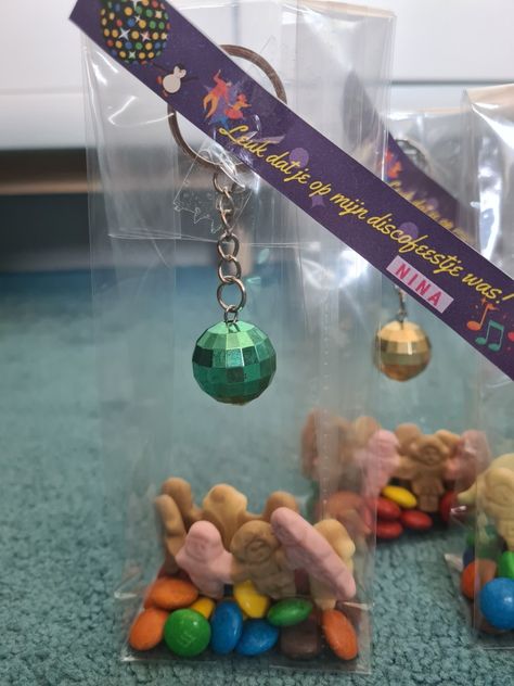 A key chain discoball hanging in a see-through bag. On the bottom some m&m's with candydolls 'dancing' on top of them. Disco Theme Party, Disco Theme, Party Goodies, Disco Party, Goodie Bags, Theme Party, A Bag, Party Themes, Feline