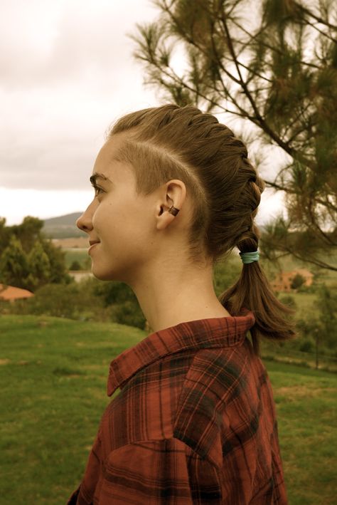 Oreja. Side Shave Ponytail, Above Ear Undercut, Hair Shaved Above Ears, Shaved Hair Ideas For Women, Long Hair Side Undercut Women, Long Hair Shaved Around Ears, Undercut Around Ears, Women Side Shaved Hairstyles, Shaved Head Women Undercut