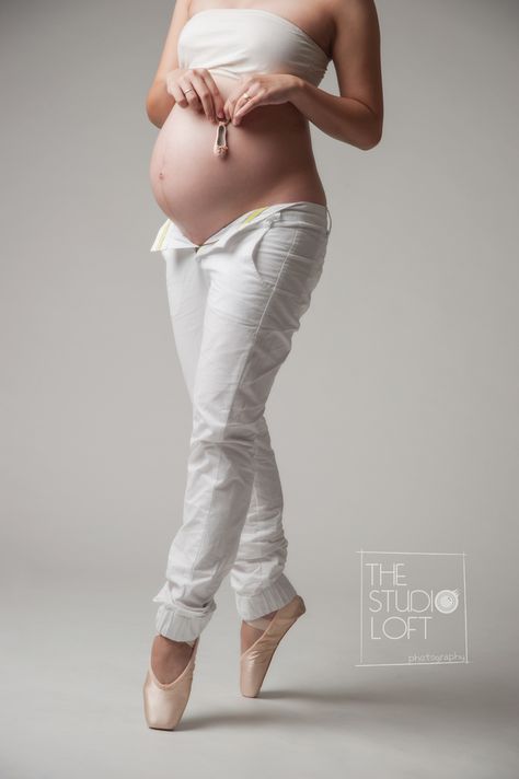 .pregnant ballerina Ballet Maternity Photoshoot, Pregnant Ballerina, Ballerina Poses, Maternity Shots, Studio Loft, Maternity Photoshoot Poses, Maternity Inspiration, Grace Beauty, Dance Photos